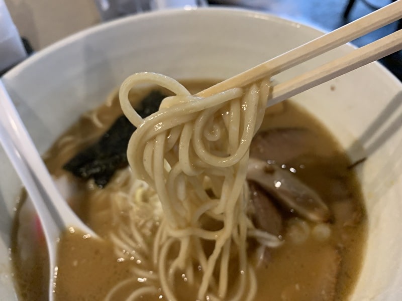 三ツ矢堂製麺 中目黒 ラーメンの麺アップ