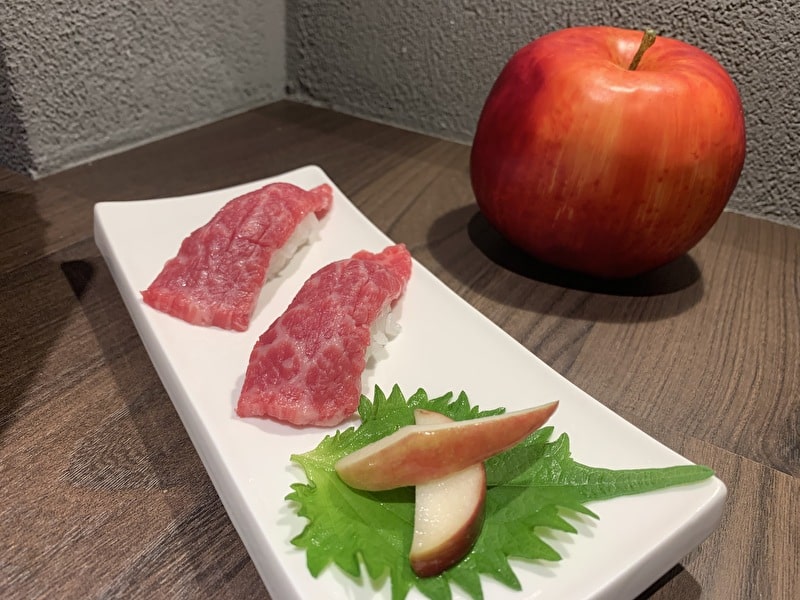 中目黒　焼肉りんご　肉寿司とりんごの置物