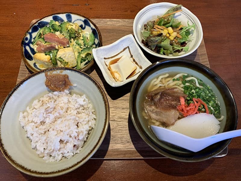 中目黒　みんさぁ　ランチ　ソーキそば＆ゴーヤちゃんぷるセット