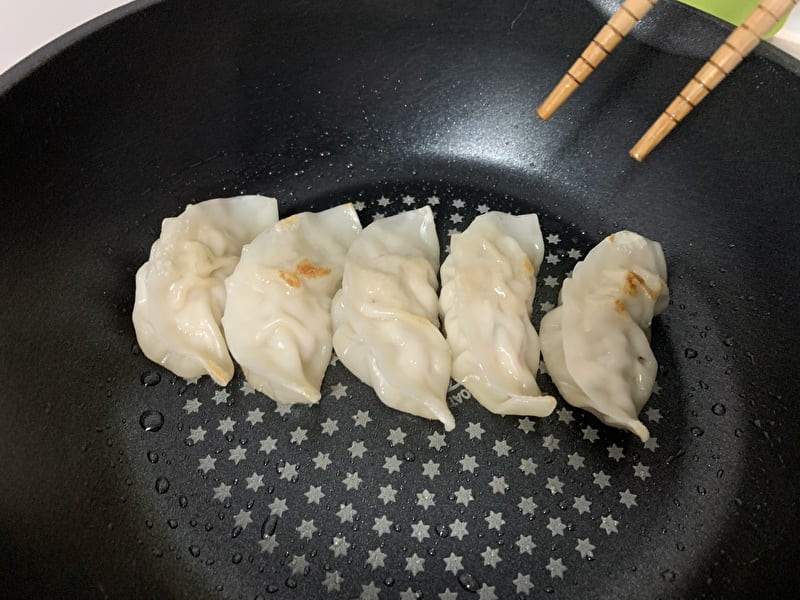 中目黒 目黒五十番 肉まん 餃子を焼く