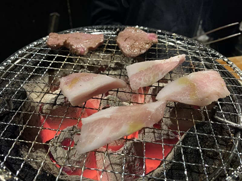 小野田商店 中目黒 ハラミ 豚トロを焼く