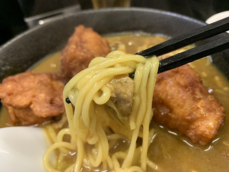 中目黒 宗楽 唐揚げカレーラーメン 麺アップ