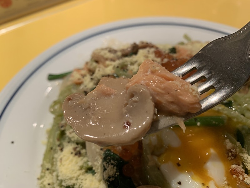 関谷スパゲティ 紅鮭とほうれん草カルボナーラ　マッシュルームと紅鮭
